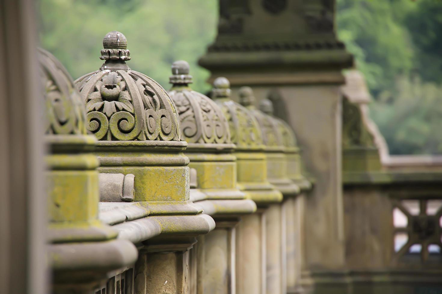 Steinmauerskulpturen an einer Wand in einem Park foto