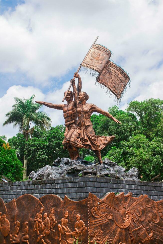 Tasikmalaya, Indonesien, November 20, 2022, mak äh und abdul rozak Monument im tasikmalaya Stadt Park, das Monument war aufgerichtet wie ein bilden von Anerkennung und ihr Kampf wie Bauern foto