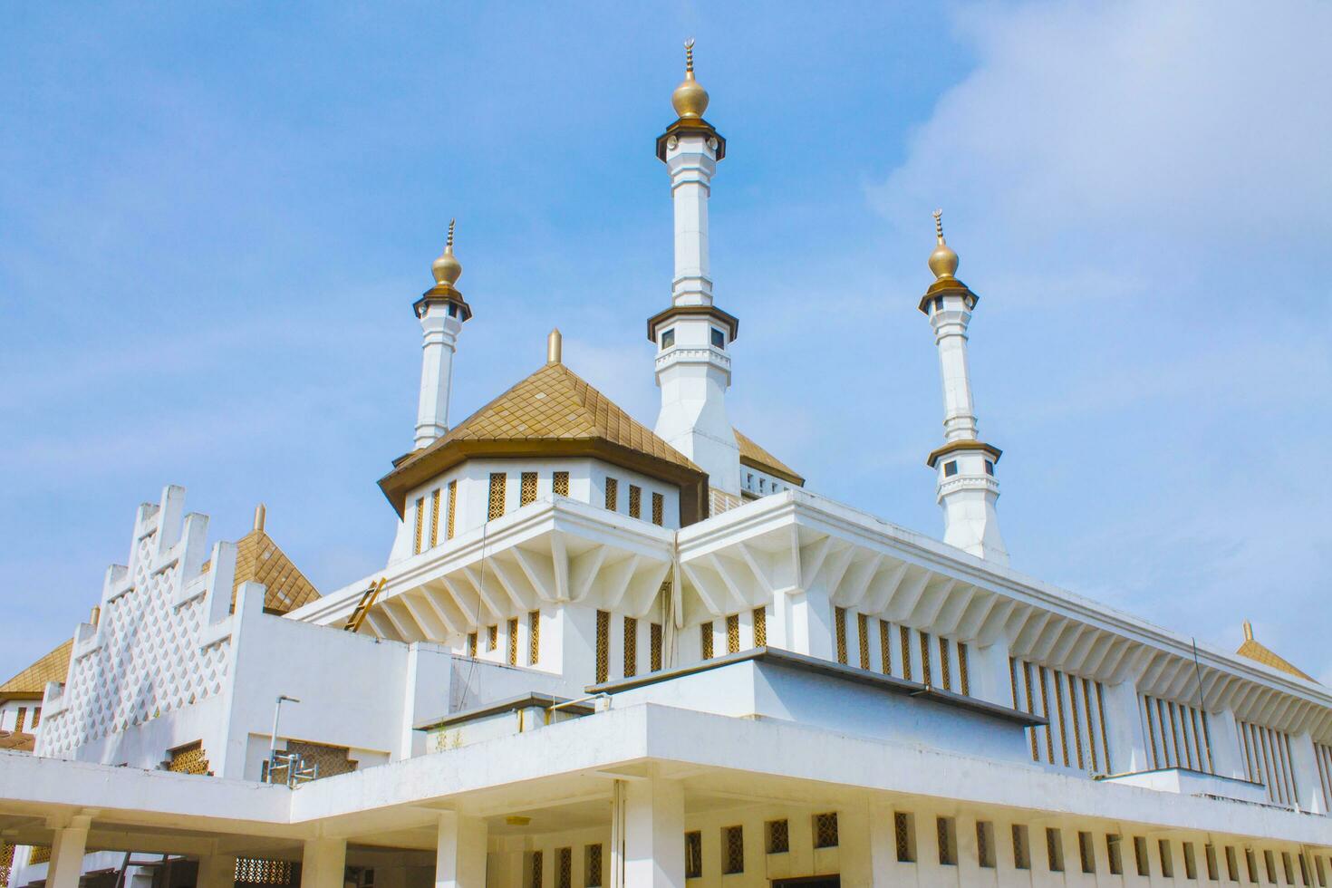 großartig Weiß Moschee mit golden Kuppeln, Blau Himmel Hintergrund, Tasikmalaya, Westen Java, Indonesien foto