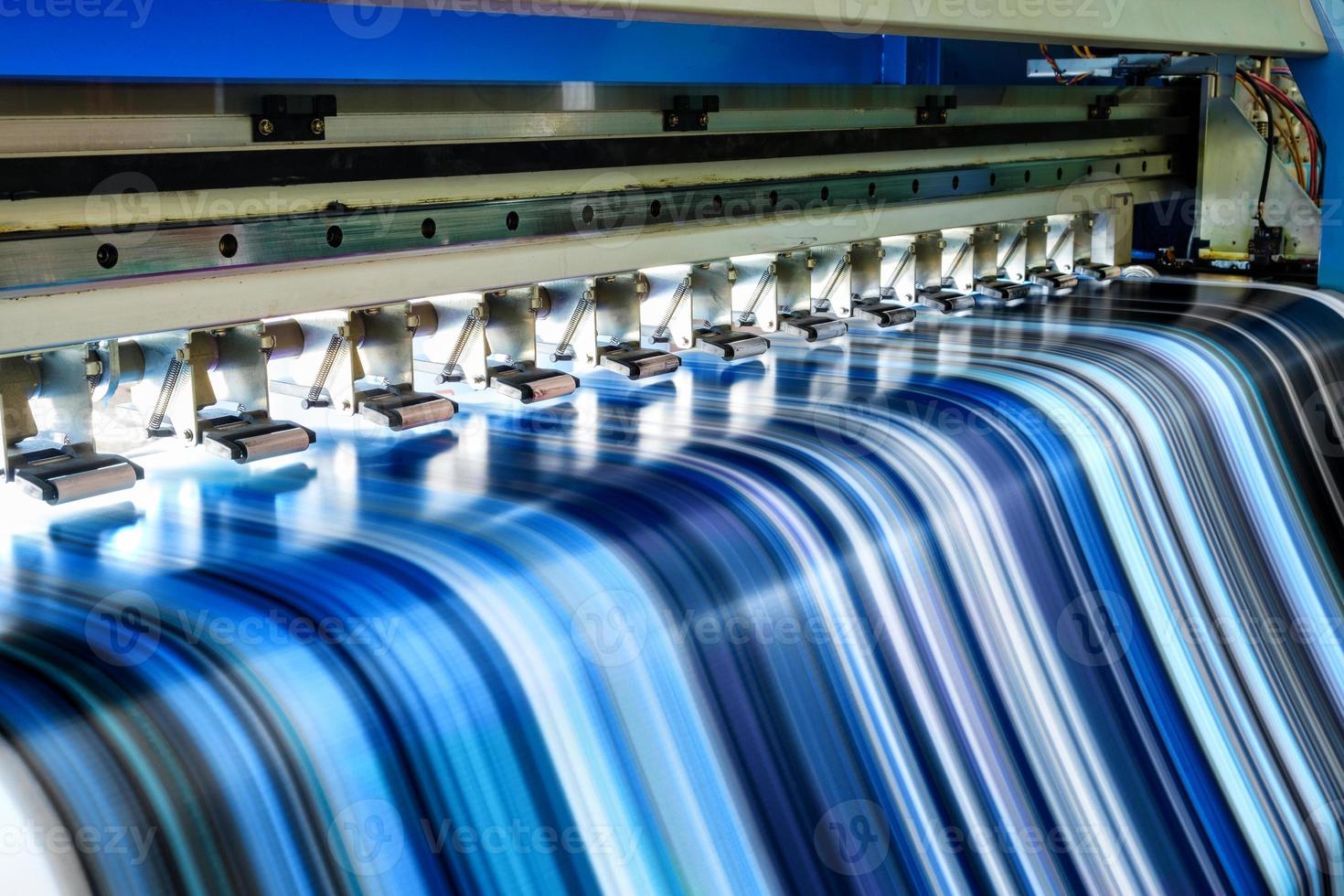 großer Tintenstrahldrucker, der mehrfarbig auf Vinylbanner arbeitet foto