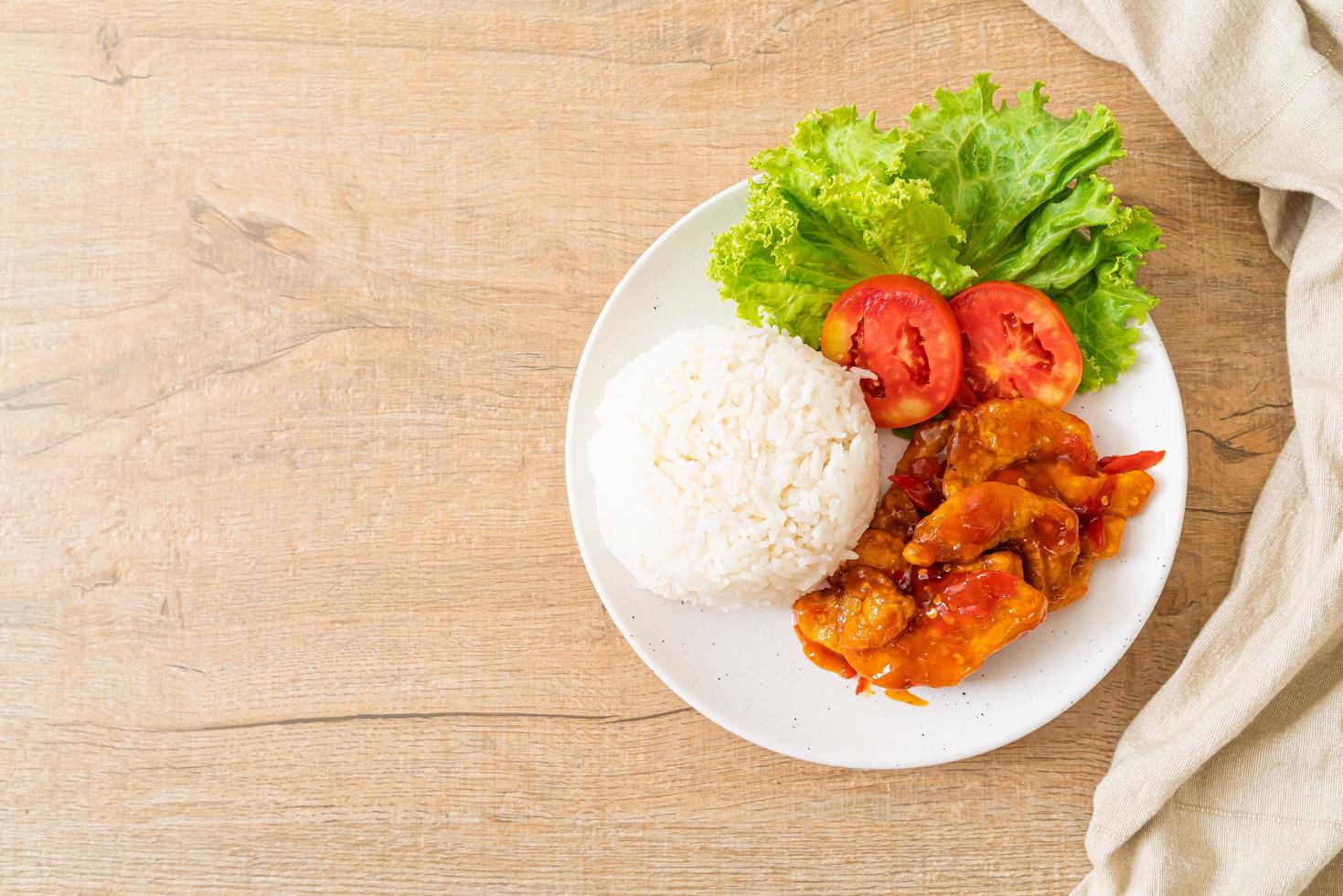 gebratener Fisch mit 3 Sorten Chilisauce mit Reis foto