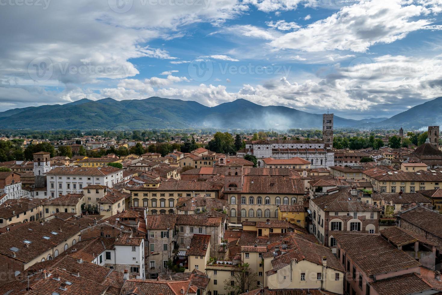 ein panoramablick über lucca foto