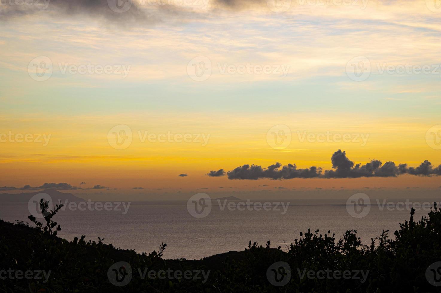 Blick auf einen farbenfrohen Sonnenuntergang foto