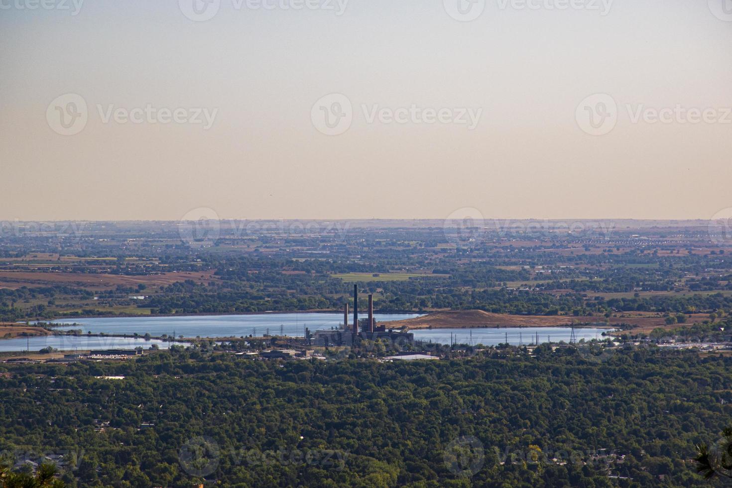 Industriegebäude in der Nähe von Wasser foto