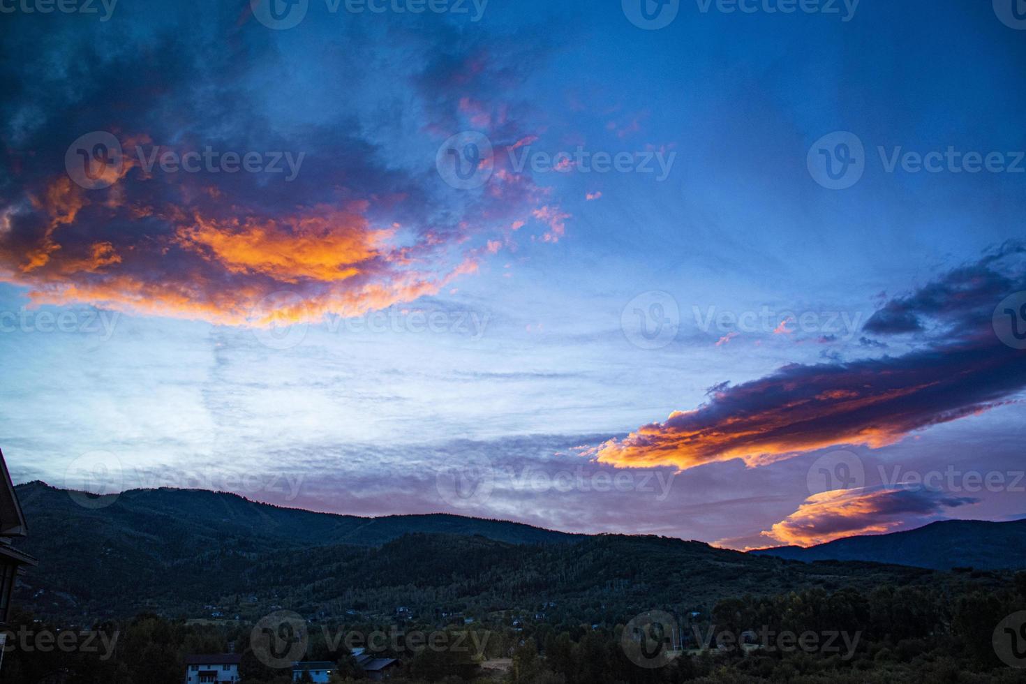 orange Wolken bei Sonnenuntergang foto