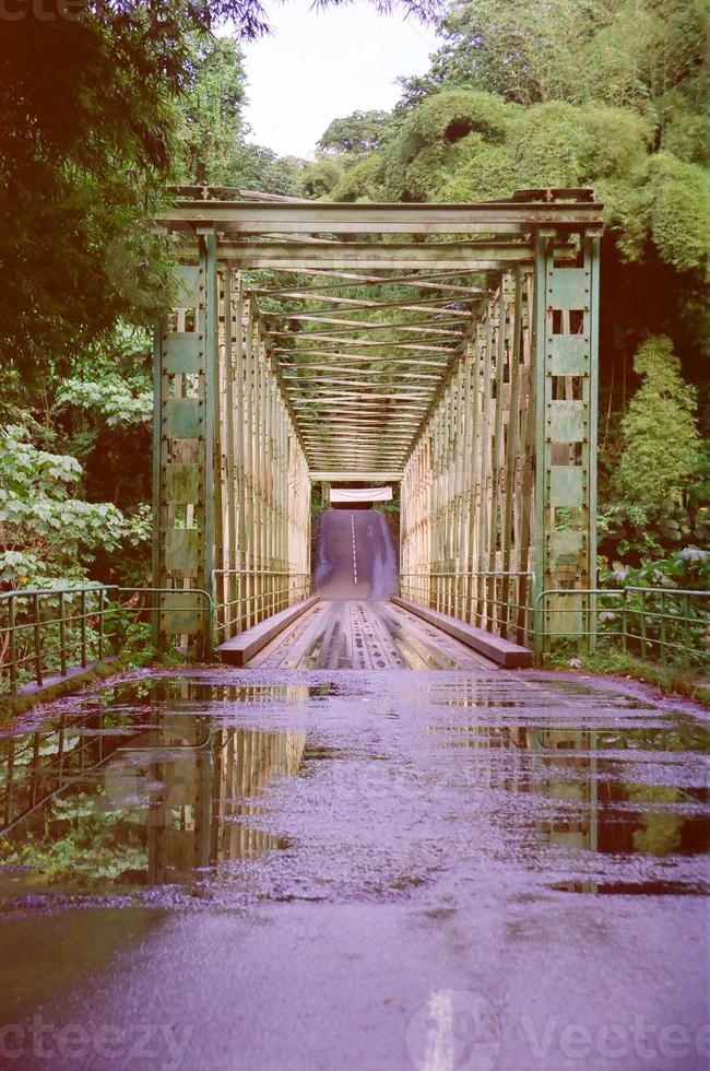 Eisenbrücke mit nasser Straße foto