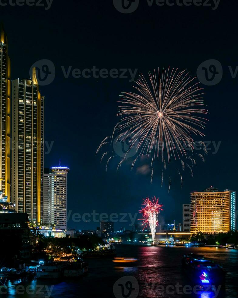 feuerwerk auf dem fluss im dunklen himmel foto