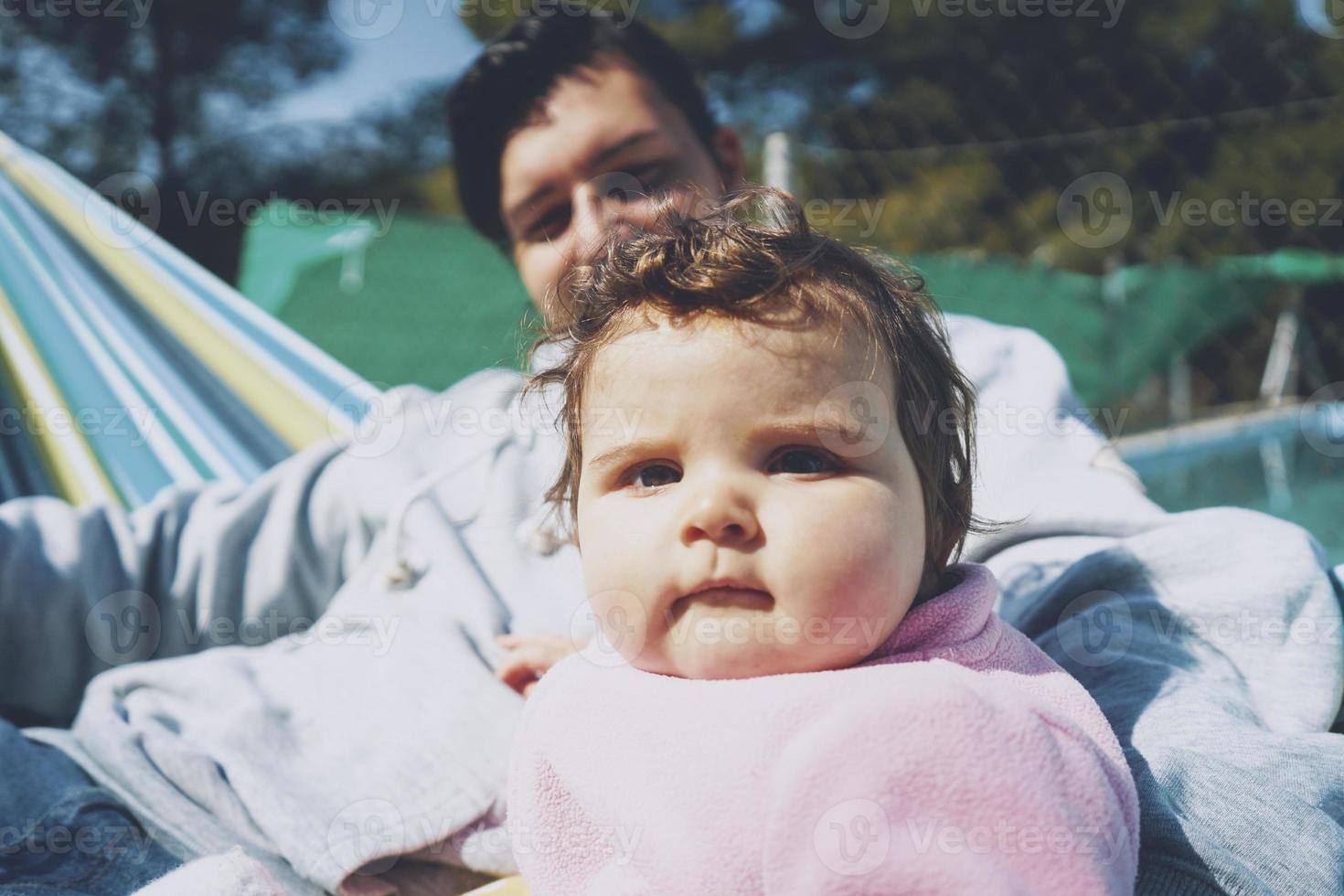 kleines Baby, das einen sonnigen Tag in den Ferien mit Papa genießt foto