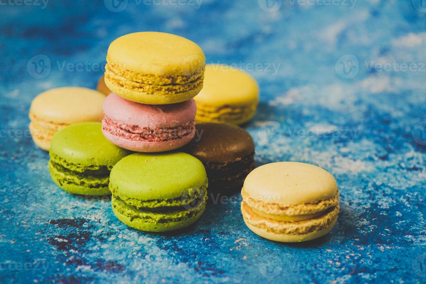 Vielzahl von bunten Macarons auf blauem Hintergrund foto