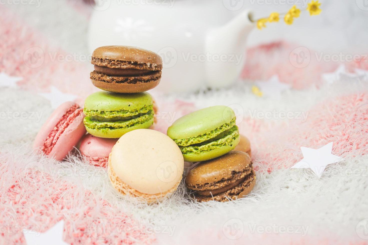 leckere Macarons mit einem Tee in einer Teekanne foto