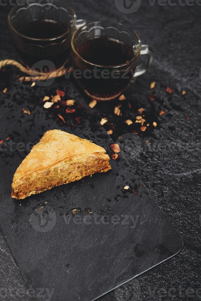 türkische Baklava mit Bio-Schwarztee foto