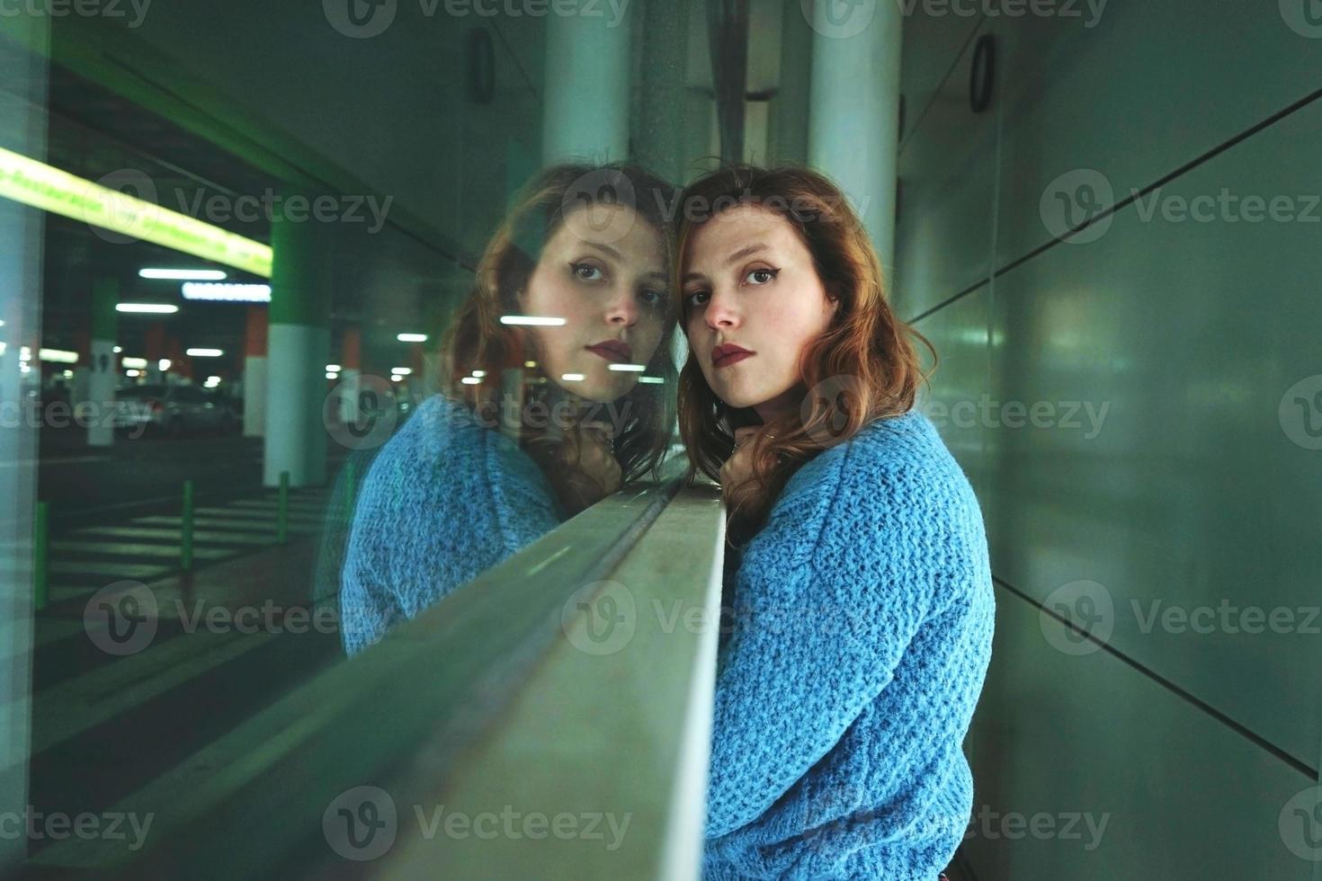 junge Frau allein und müde in einem Busbahnhof foto