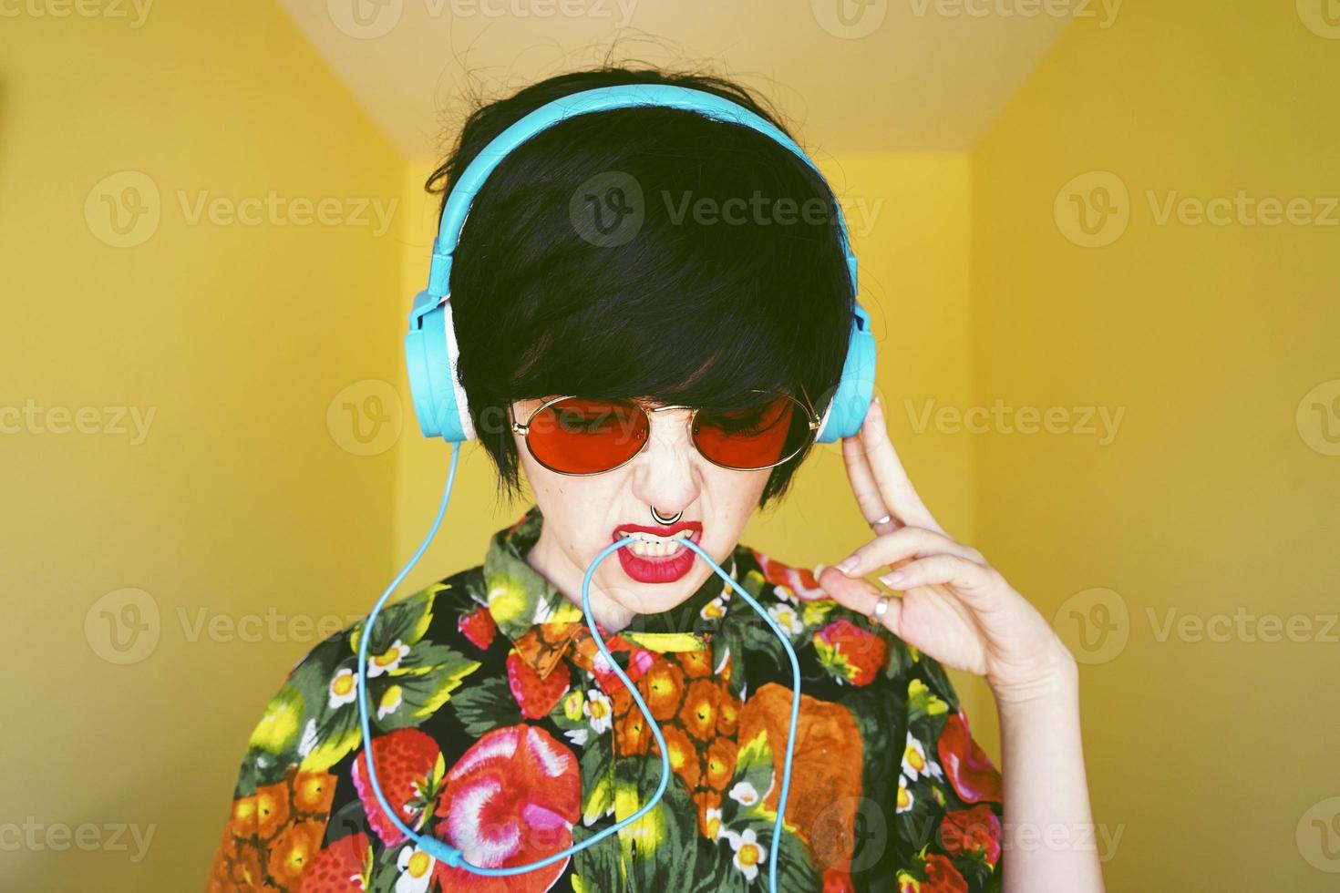 coole androgyne DJ-Frau in leuchtenden Farben foto