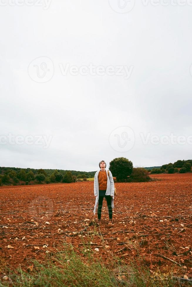 Frau mittleren Alters allein in der Natur an einem kalten Herbsttag foto