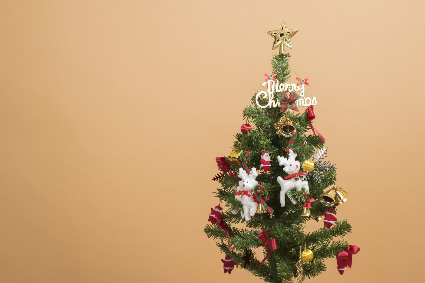 Weihnachtsbaum auf Herbsthintergrund foto