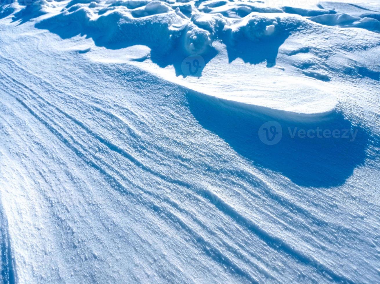 Hintergrund funkelnder Schnee auf blau verschneiten Weiten foto