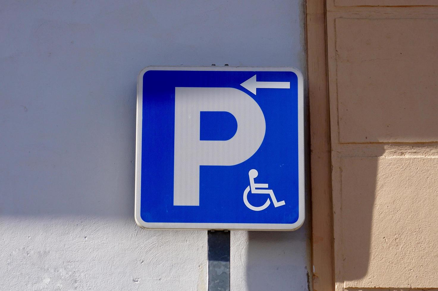 Rollstuhlampel auf der Straße foto