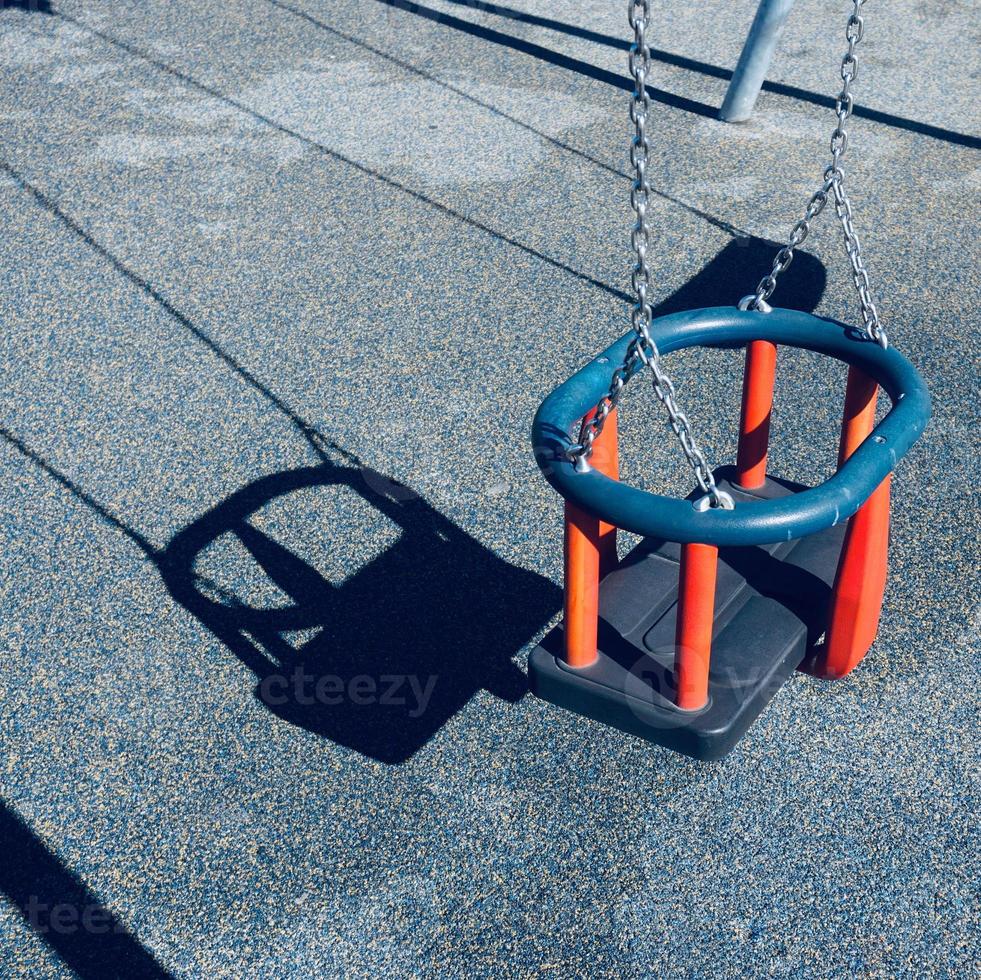 Schaukel auf dem Spielplatz foto