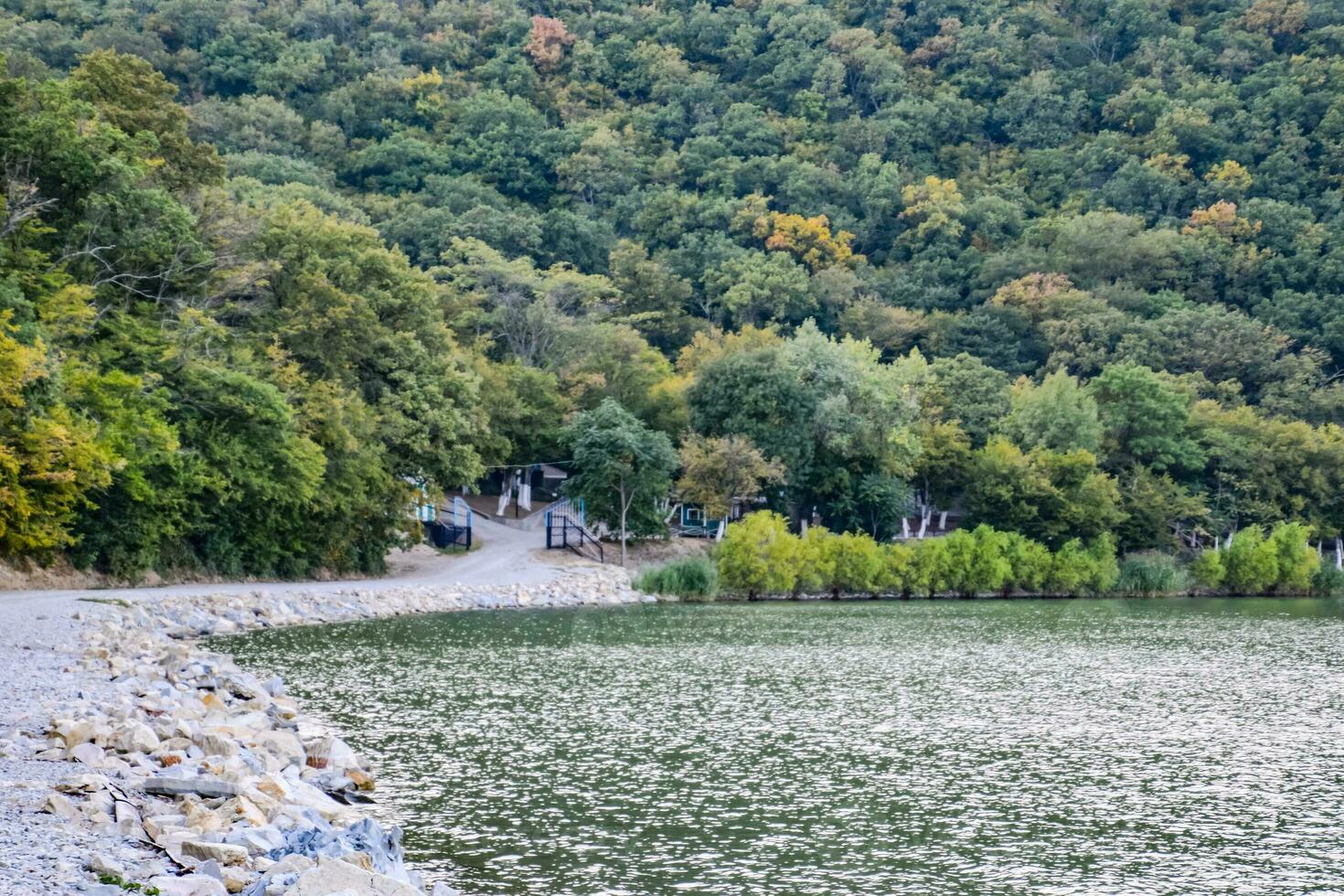 Datscha offiziell auf das Ufer von See abrau. Haus auf das Ufer von das See. foto