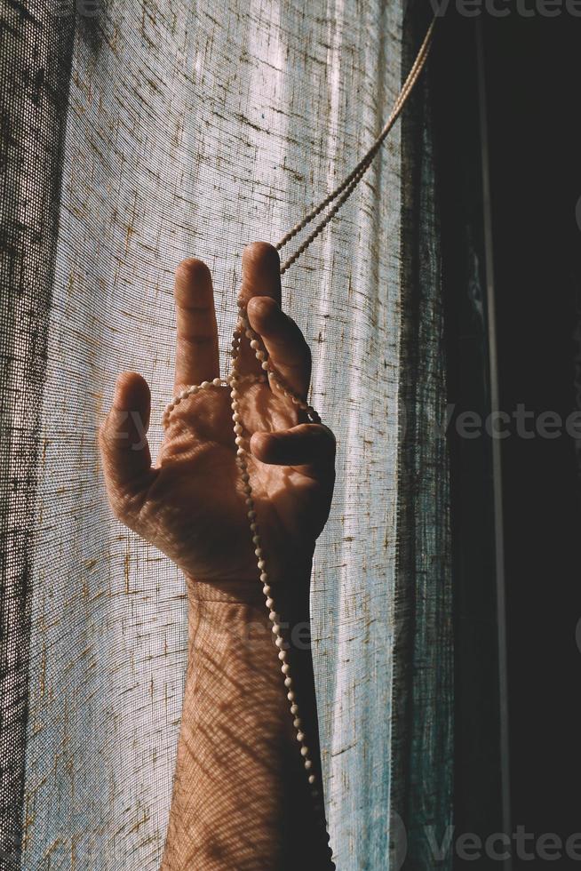 Hand gestikuliert im Schatten foto