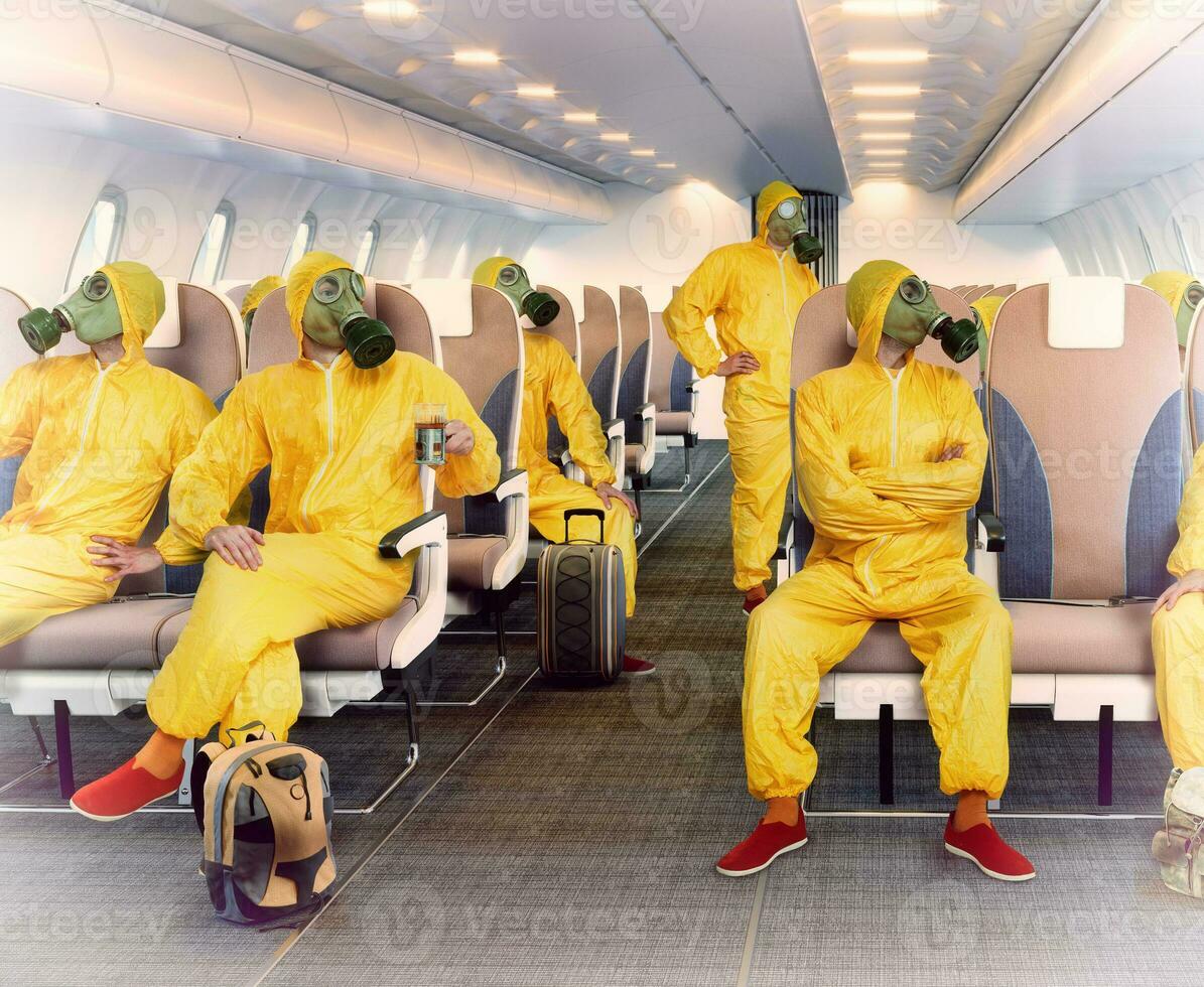 das Gas Maske Mann im das Flugzeug Innere foto