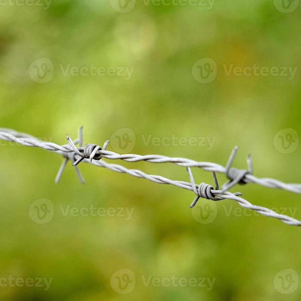 Stacheldrahtzaun aus Metall foto