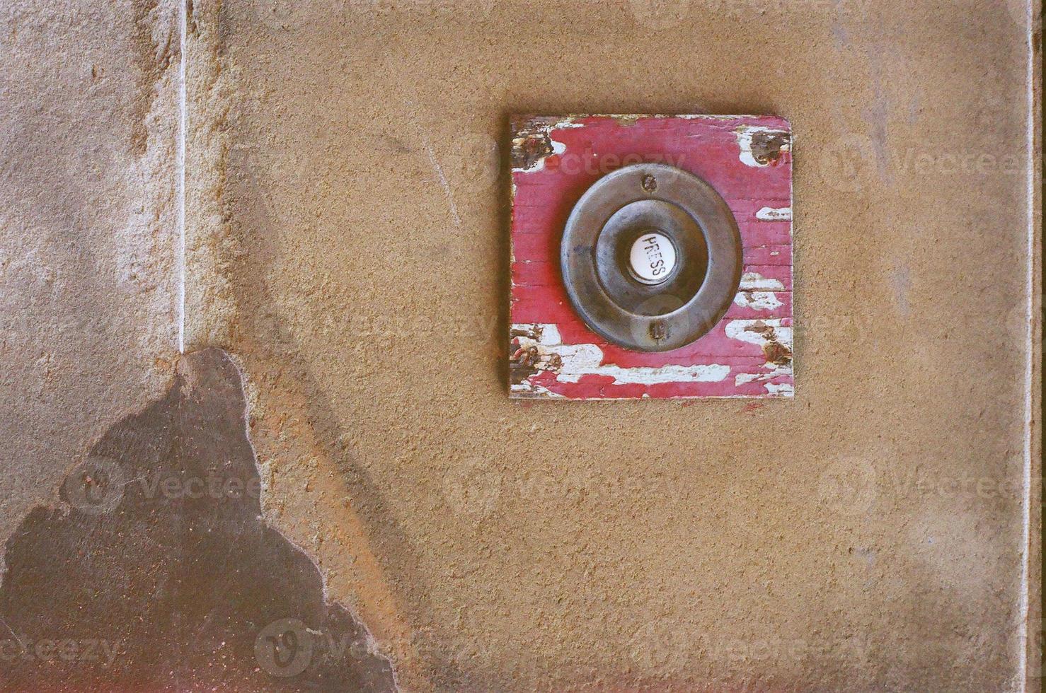 rote Türklingel an einer braunen Wand foto