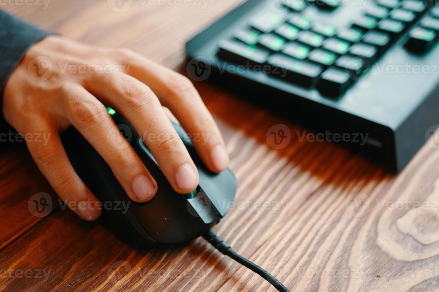 Gamer verwendet Gaming-Maus und -Tastatur während des Spielens foto