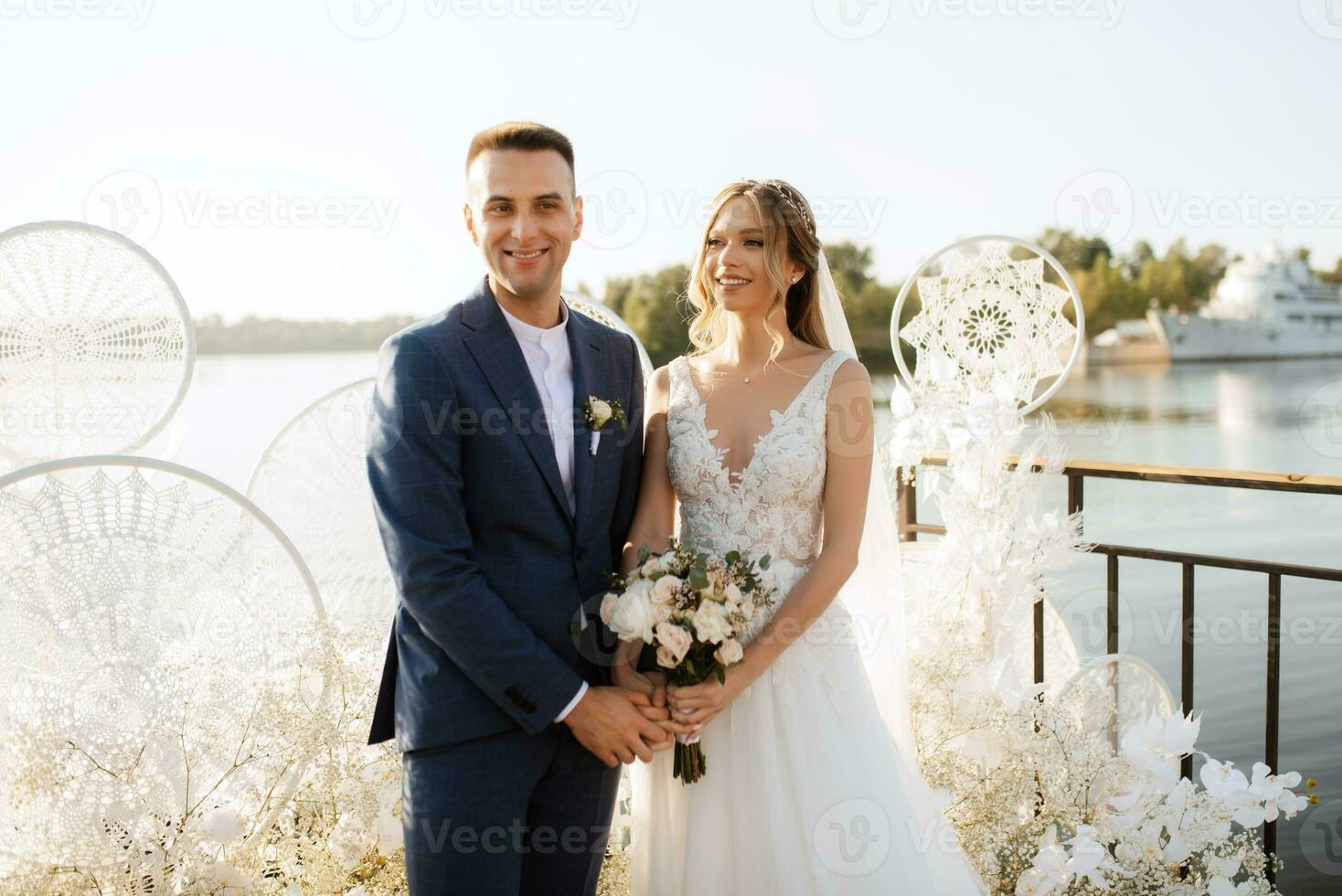 Hochzeitszeremonie des Brautpaares auf dem Pier foto