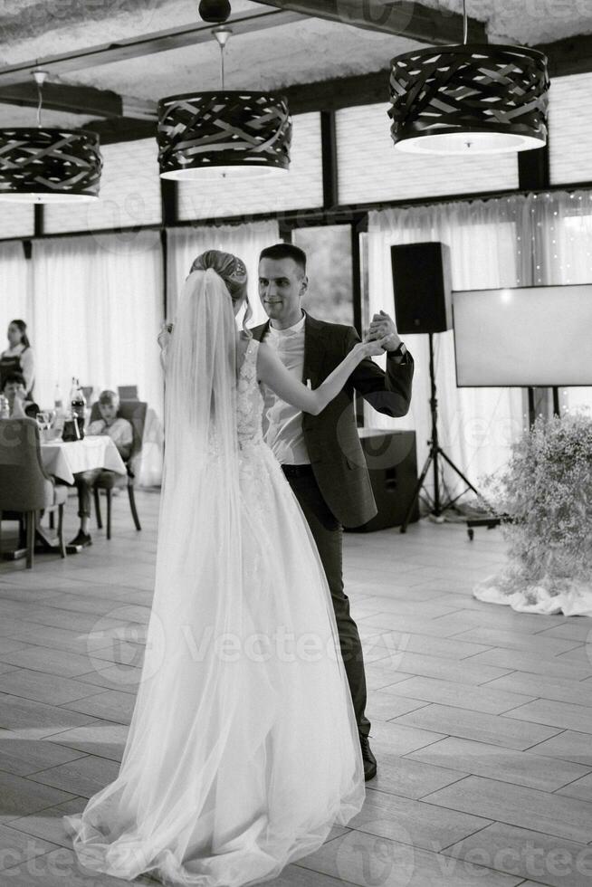 der erste Hochzeitstanz der Braut und des Bräutigams foto