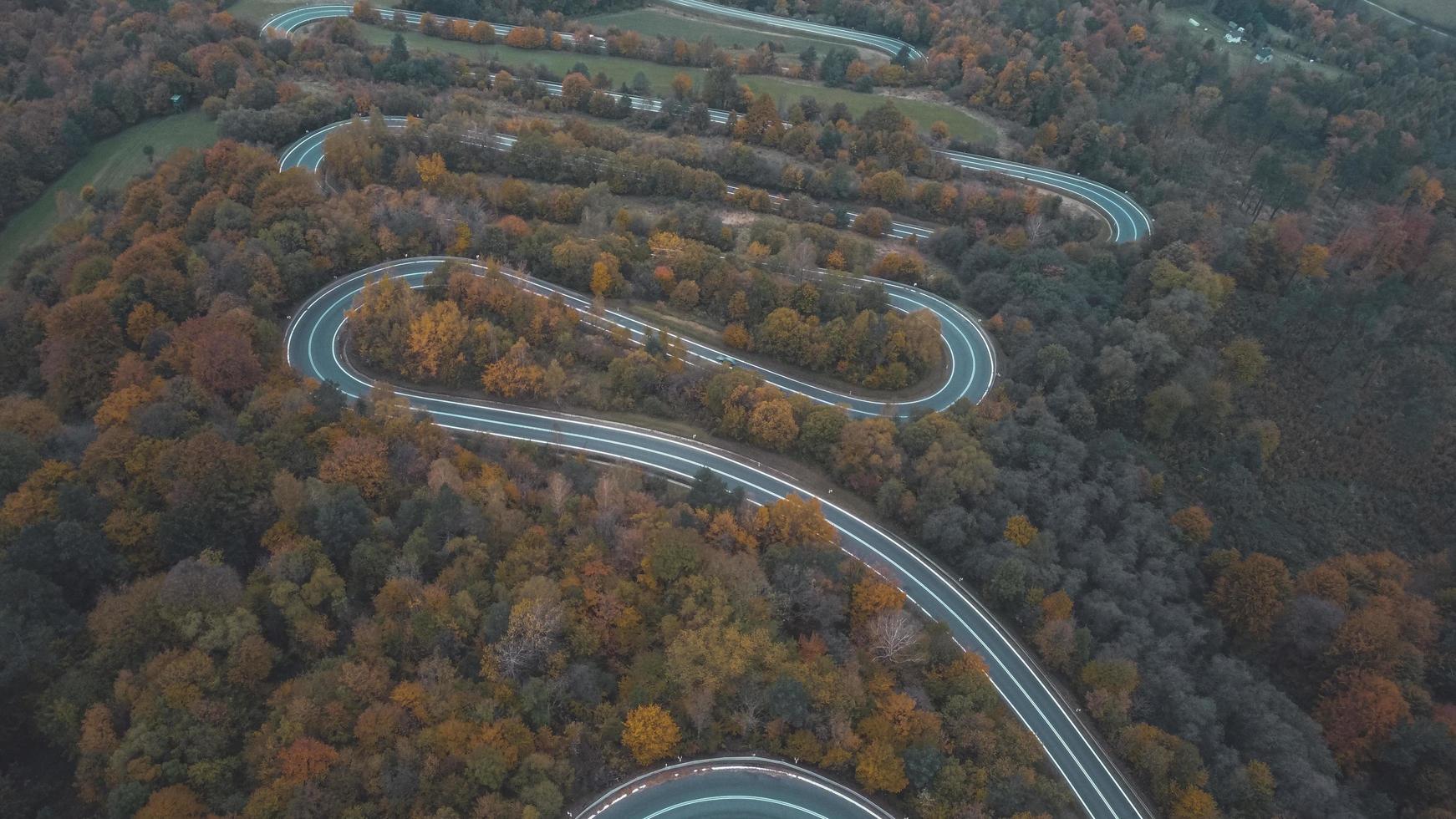 Luftaufnahme der kurvigen Straße auf den Bergen im Süden Polens im Herbst foto