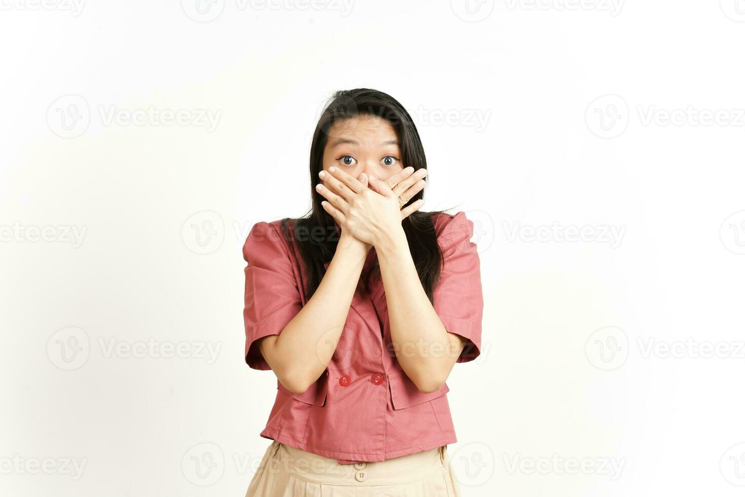 schockiert Gesicht und Abdeckung Mund von schön asiatisch Frau isoliert auf Weiß Hintergrund foto