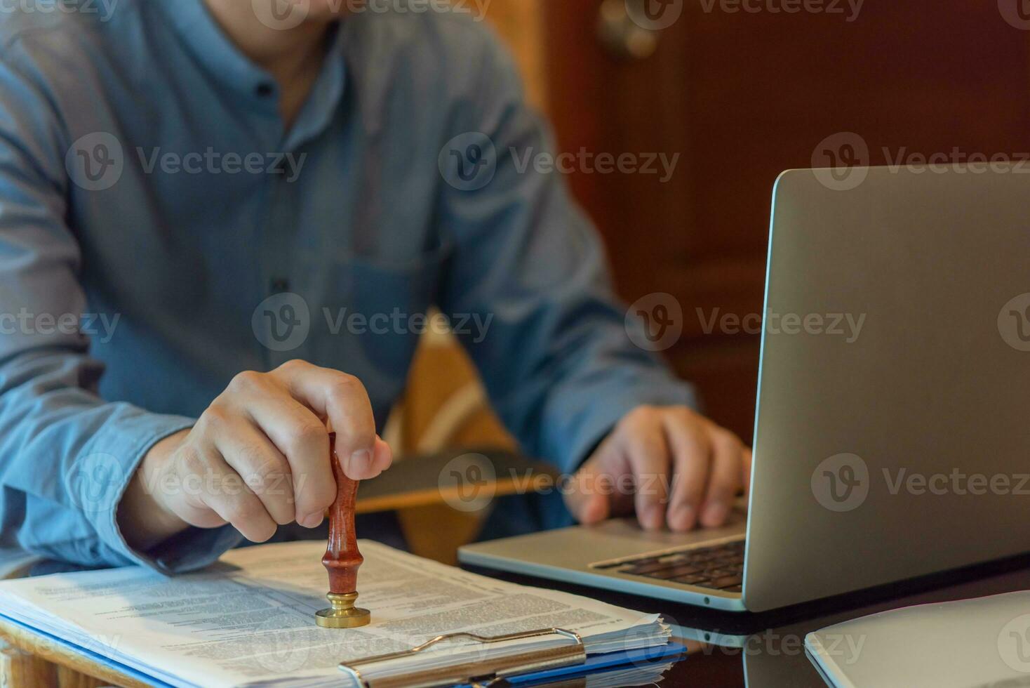 Vertrag Gesetz oder Papier Arbeit Geschäft und Finanzen dokumentieren Gummi Briefmarke. zum offiziell und legal Verträge und Vereinbarungen, finanziell Aussagen, Investition Verträge, echt Nachlass Unterlagen. foto