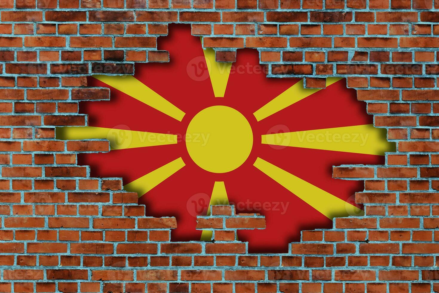 3d Flagge von Norden Mazedonien hinter das gebrochen alt Stein Mauer Hintergrund. foto
