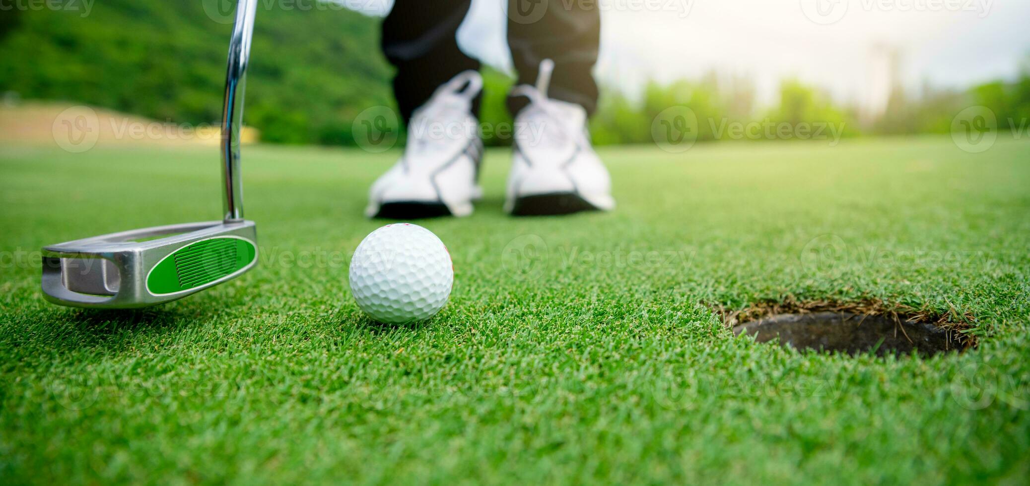 schließen oben Golf Ball auf Grün Gras Feld foto