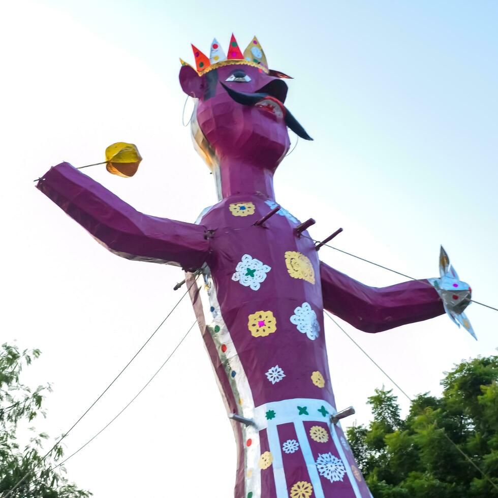 ravnans Sein entzündet während Dussera Festival beim ramleela Boden im Delhi, Indien, groß Statue von Ravana zu erhalten Feuer während das Messe von Dussera zu feiern das Sieg von Wahrheit durch Herr Rama foto