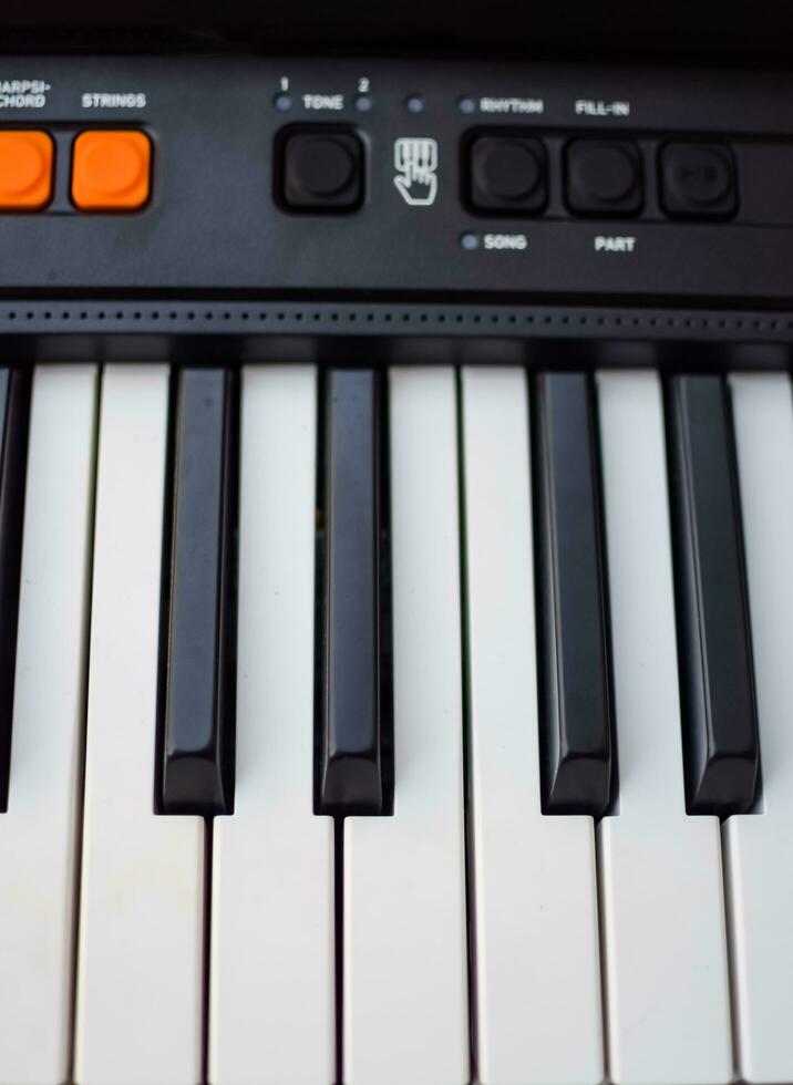 Nahansicht von Klavier Schlüssel. Klavier schwarz und Weiß Schlüssel und Klavier Tastatur Musical Instrument platziert beim das Zuhause Balkon während sonnig Tag. foto