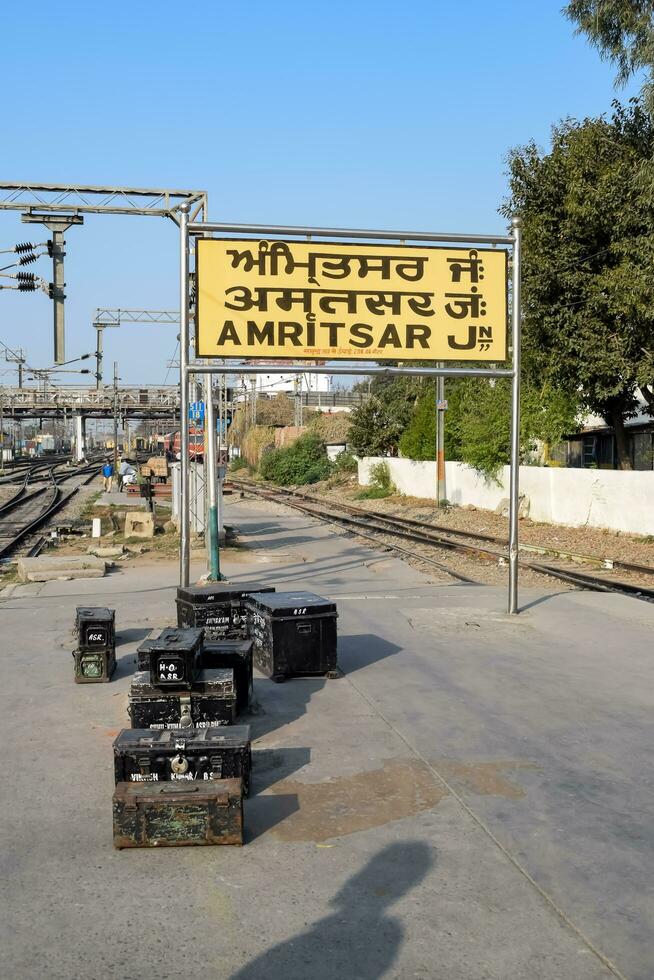 Amritsar Eisenbahn Bahnhof Plattform während Morgen Zeit, Amritsar Eisenbahn Bahnhof Banner beim Amritsar, Punjab Eisenbahn Bahnhof foto