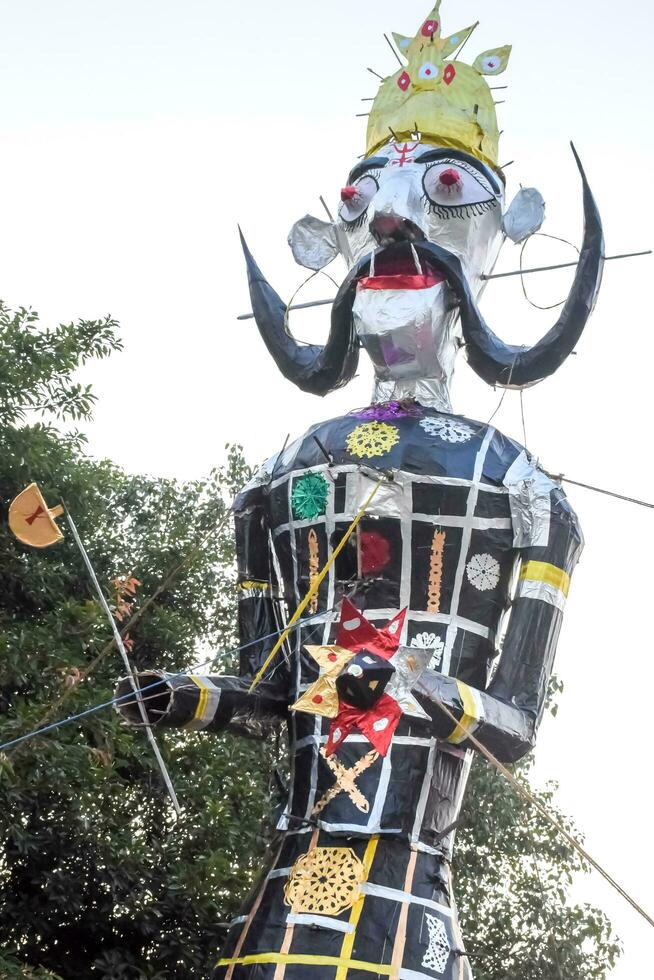 ravnans Sein entzündet während Dussera Festival beim ramleela Boden im Delhi, Indien, groß Statue von Ravana zu erhalten Feuer während das Messe von Dussera zu feiern das Sieg von Wahrheit durch Herr Rama foto