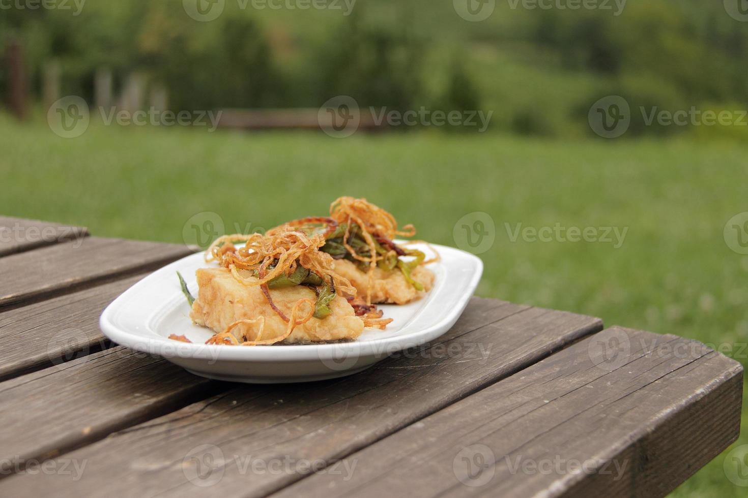 Kabeljau Bacalao gekocht mit gebratenen Zwiebeln foto