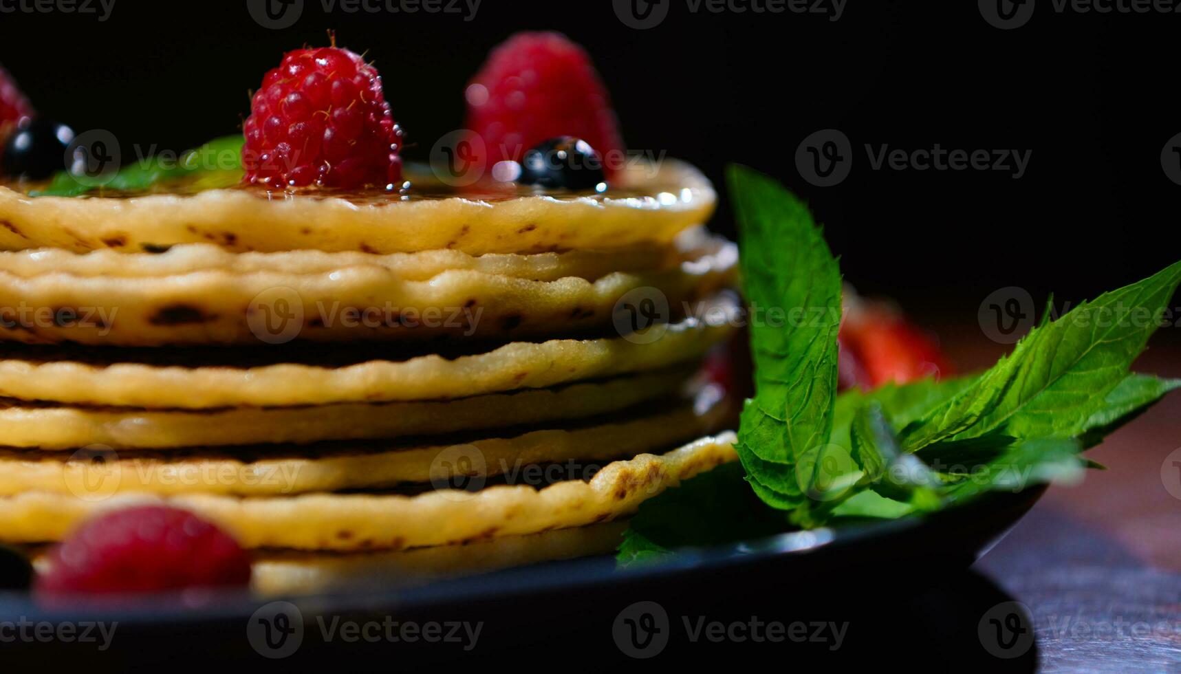 Nahansicht Essen Hintergrund mit Pfannkuchen dekoriert mit Beeren und Minze Blätter zum Fastnacht. immer noch Leben selektiv Fokus foto