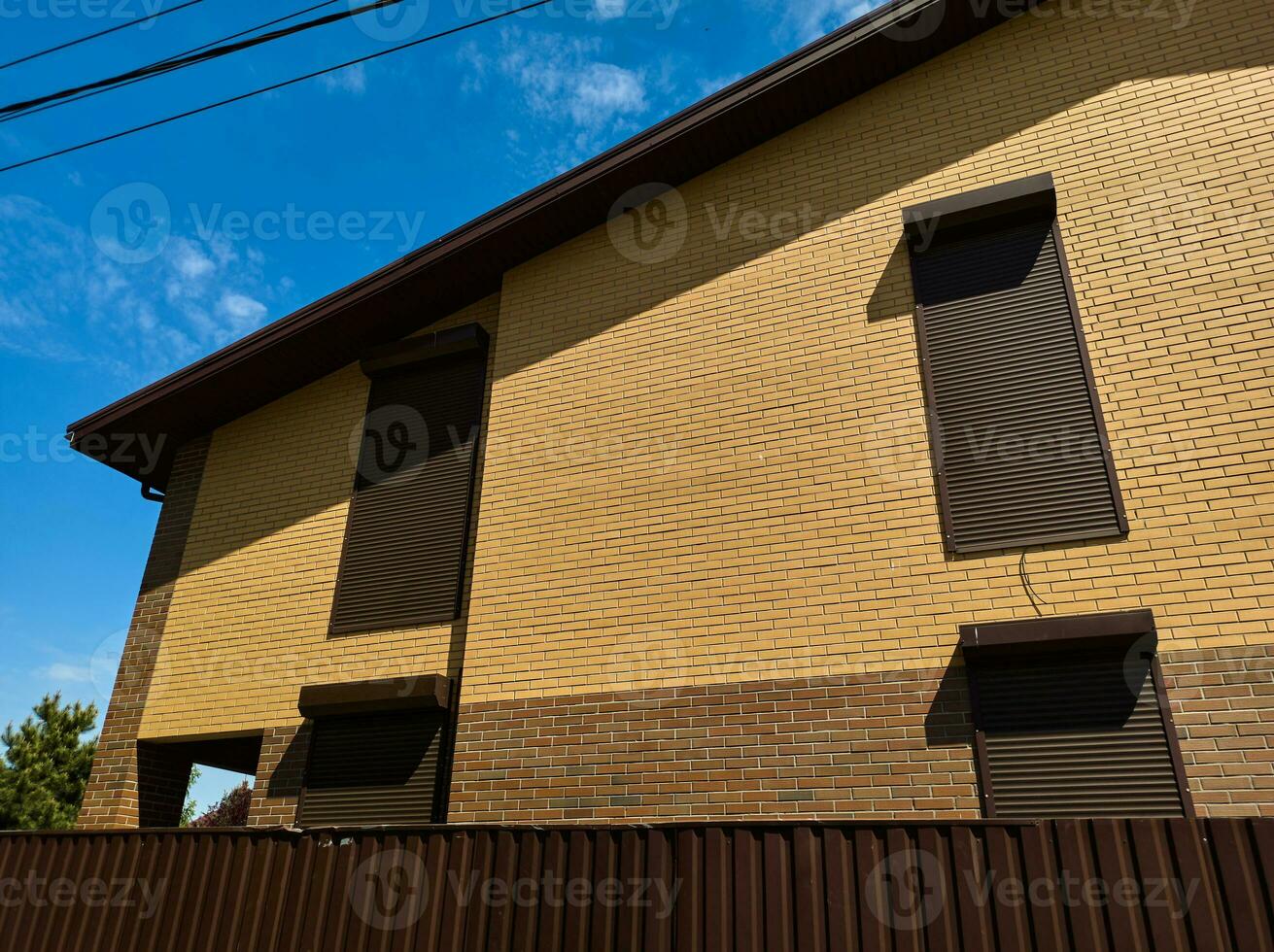 Haus mit Ziegel Mauer Abstellgleis. Ukraine, Saporoschje, kann 2023 foto