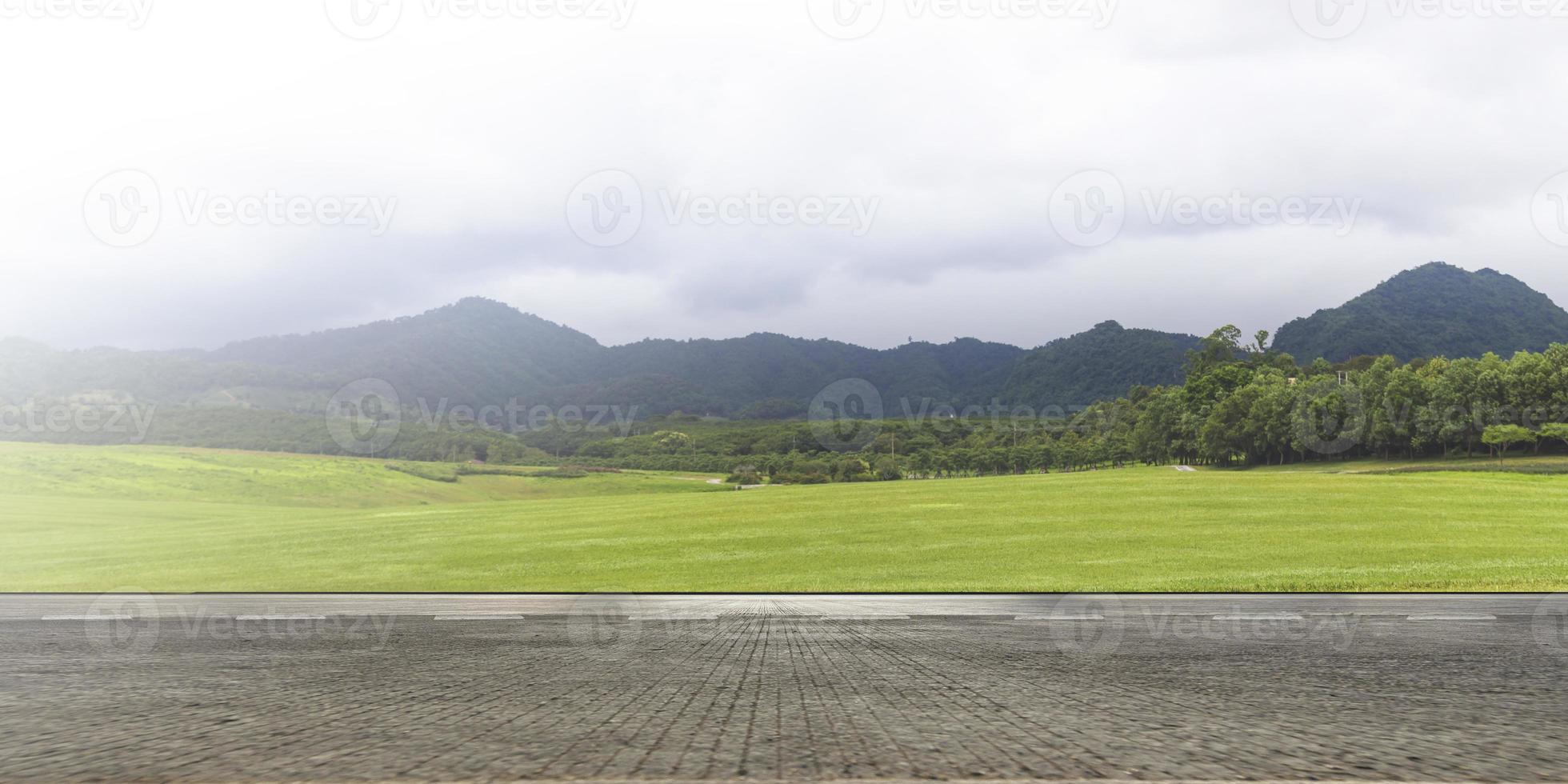 leere Asphaltstraße und Bergnaturlandschaft foto