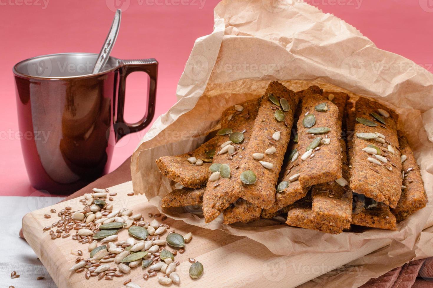 Müsliriegel mit verschiedenen Samen. Vollkornriegel mit Honig, ein sehr gesunder Snack zur Steigerung der Energie. foto