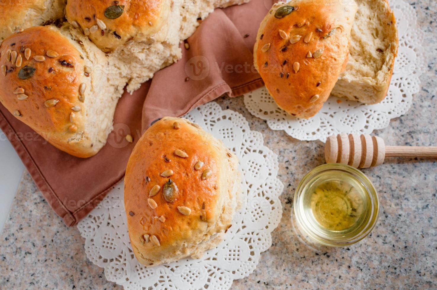 Brotlaib auf einem Küchenarbeitstisch. halbsüßes hausgemachtes Brot mit Rosinen, Honig und verschiedenen Samen. foto