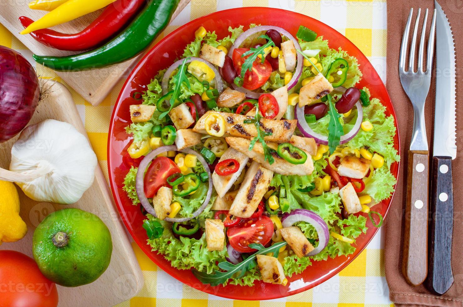 mexikanischer würziger Hühnersalat auf dem Teller. gegrilltes Hühnerfleisch mit leckerer Gemüseauswahl. foto