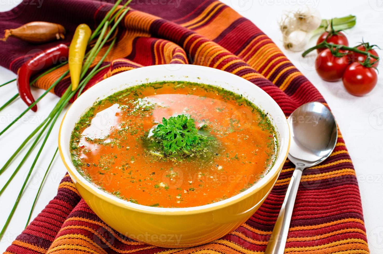 Gemüsesuppe in die Schüssel geben. foto