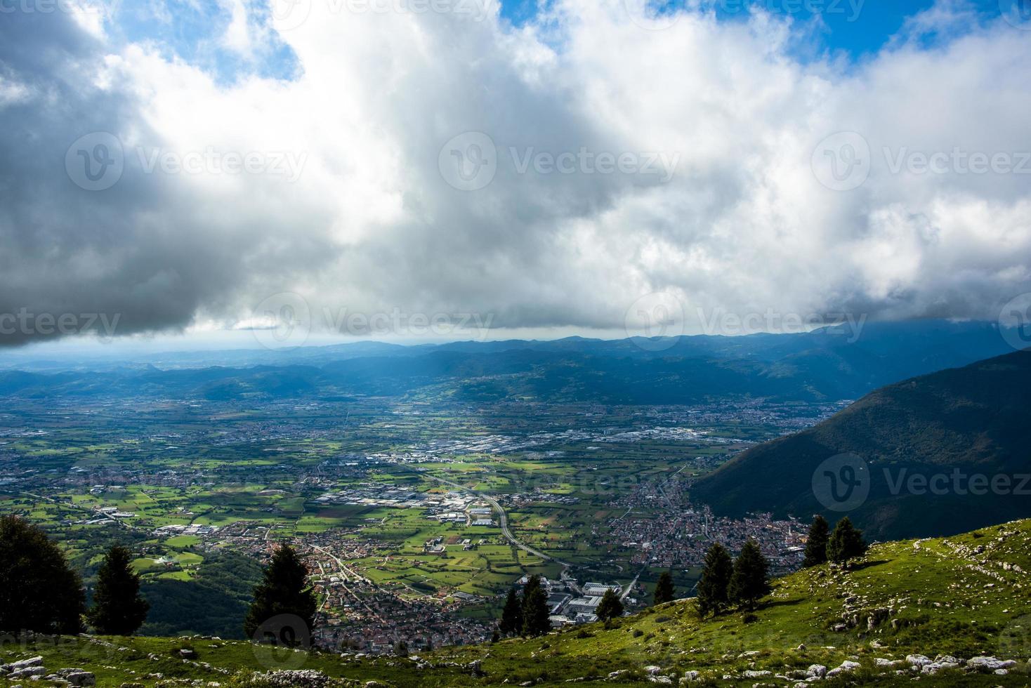 Wolken über einem Tal foto