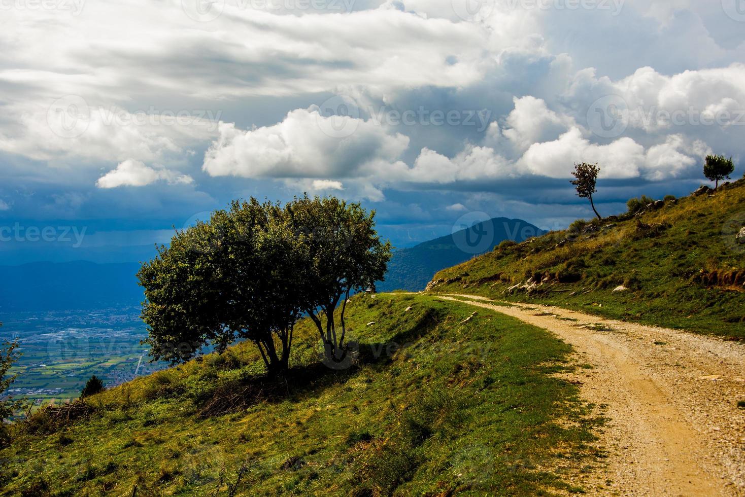 Bergpfad und Wolken foto