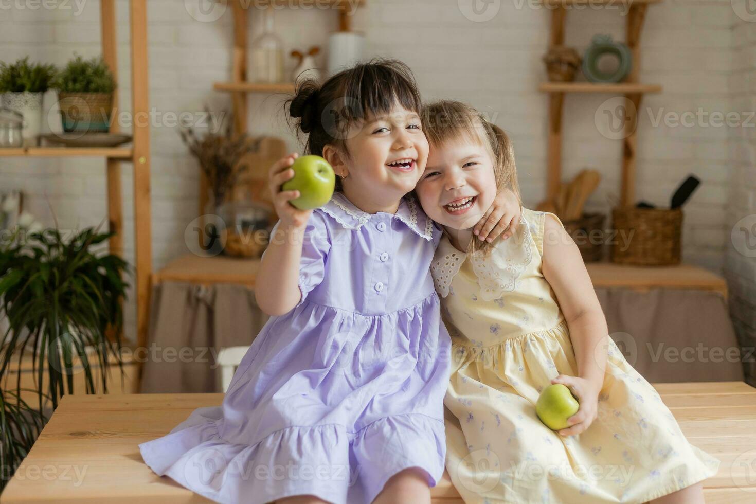 wenig glücklich Mädchen Dummkopf um im das Küche und Essen Äpfel foto